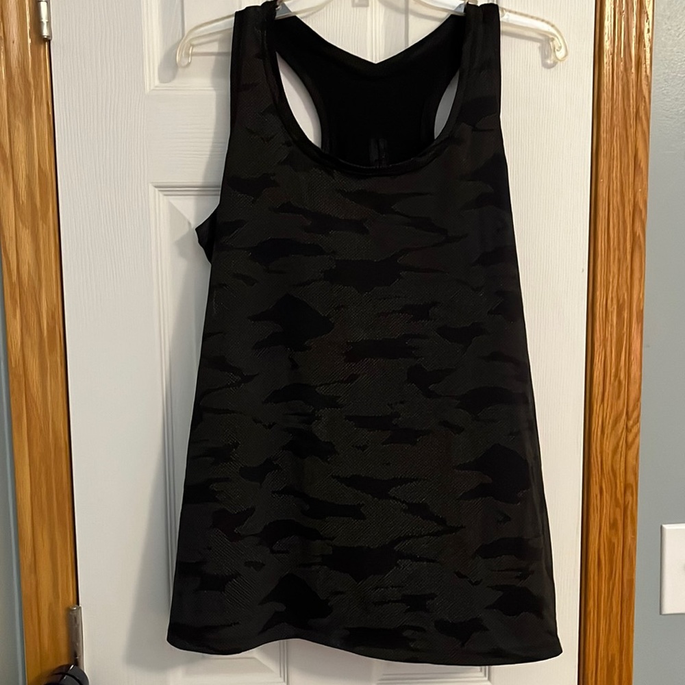 Livi active top light reflective, 14/16 plus sized womens, cute slit back detail